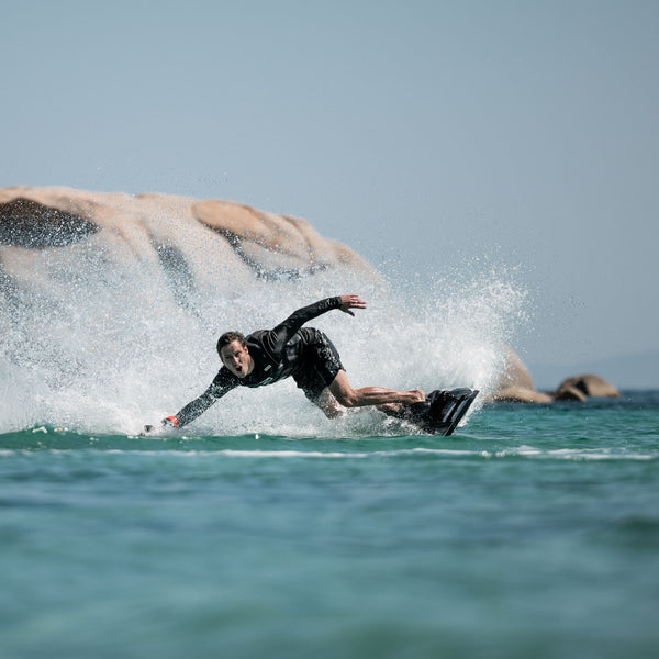 A man makes a tight carve turn on the Awake Ravik S.